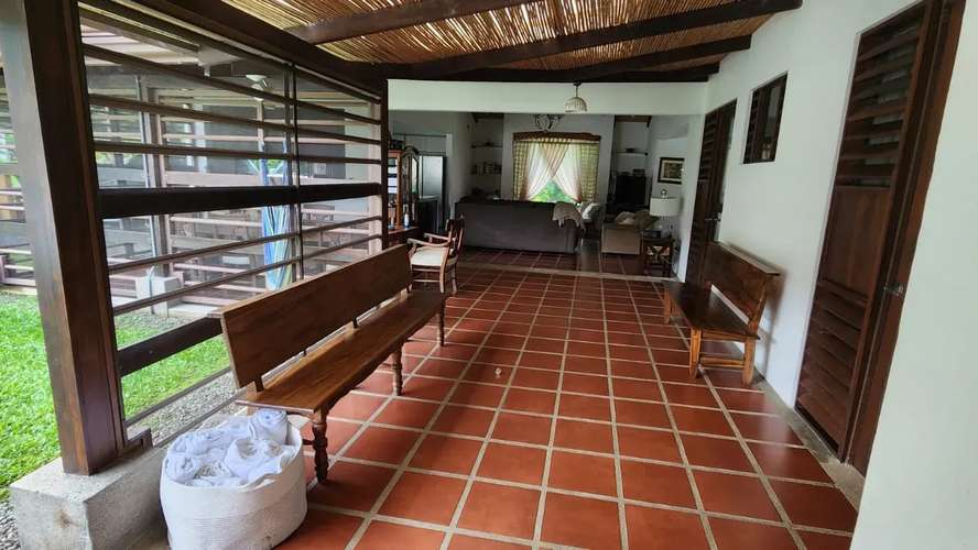 VENTA / Casa de 4 habitaciones con piscina privada en Guápiles