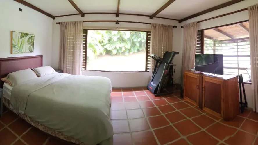 VENTA / Casa de 4 habitaciones con piscina privada en Guápiles