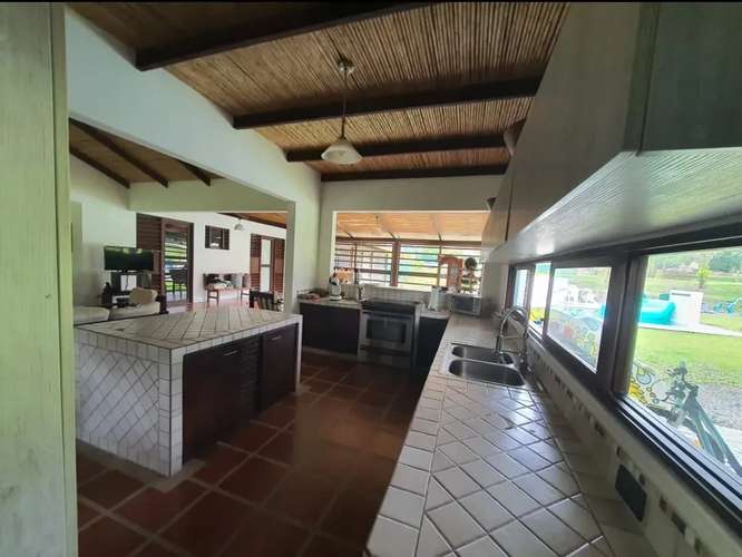 VENTA / Casa de 4 habitaciones con piscina privada en Guápiles