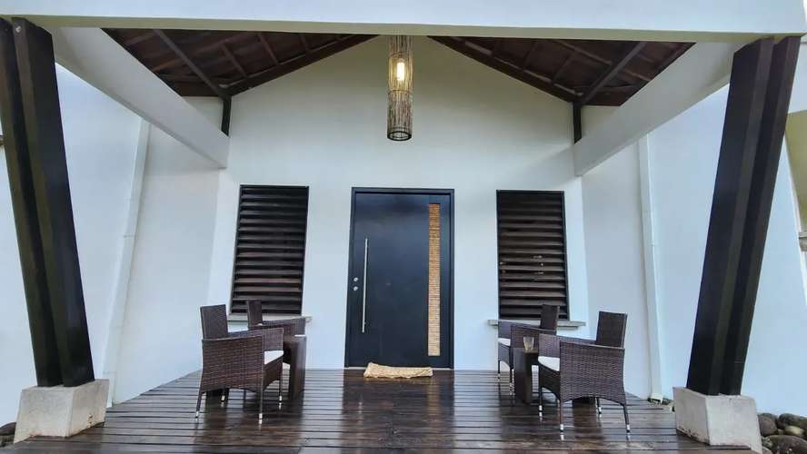 VENTA / Casa de 4 habitaciones con piscina privada en Guápiles
