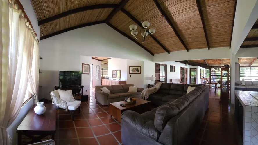 VENTA / Casa de 4 habitaciones con piscina privada en Guápiles