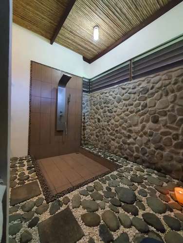 VENTA / Casa de 4 habitaciones con piscina privada en Guápiles