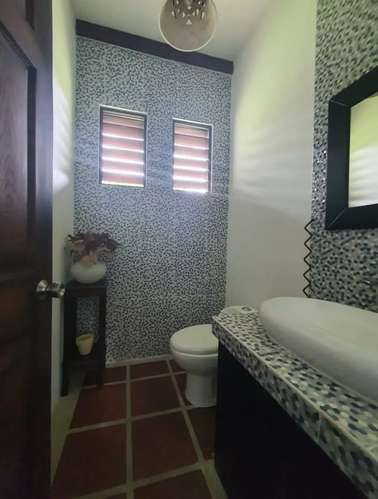 VENTA / Casa de 4 habitaciones con piscina privada en Guápiles