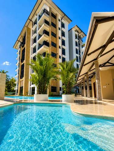 VENTA / Moderno Apartamento en Jacó con Piscina (y otras amenidades), muy cerca de la Playa