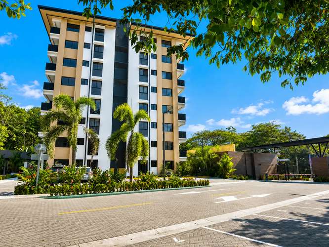 VENTA / Moderno Apartamento en Jacó con Piscina (y otras amenidades), muy cerca de la Playa