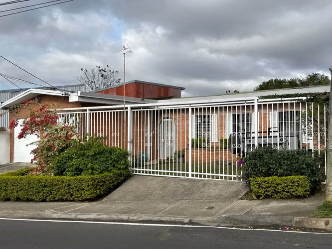 Hermosa Casa de un Nivel en Escazú - Imagen 2