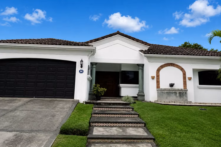 Venta / Hermosa Casa en Condominio, Lindora, Pozos, Santa Ana, San José