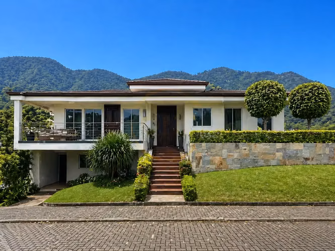 VENTA / Espectacular Residencia Multifuncional con Vistas Panorámicas en San Antonio, Escazú