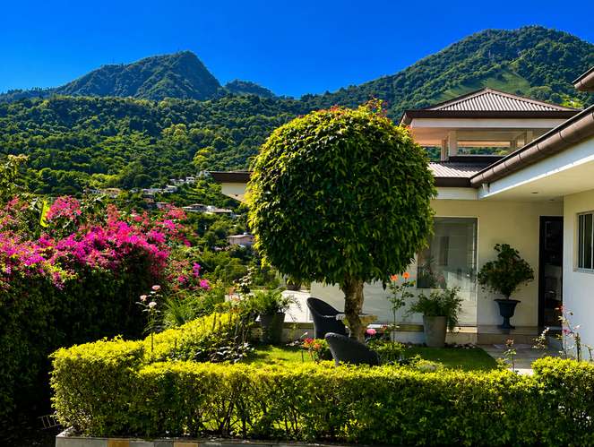 VENTA / Espectacular Residencia Multifuncional con Vistas Panorámicas en San Antonio, Escazú