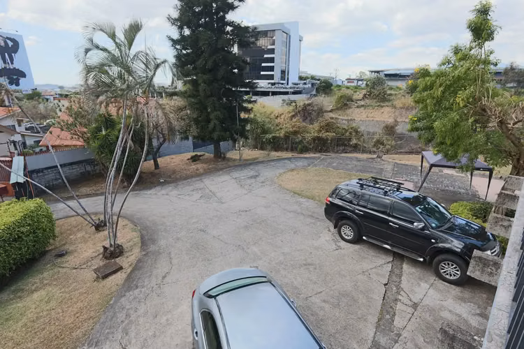 Alquiler versátil de 10 habitaciones para uso comercial/residencial en una ubicación privilegiada del área metropolitana de San José. - Imagen 2