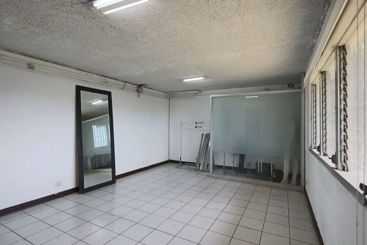 Alquiler versátil de 10 habitaciones para uso comercial/residencial en una ubicación privilegiada del área metropolitana de San José. - Imagen 20