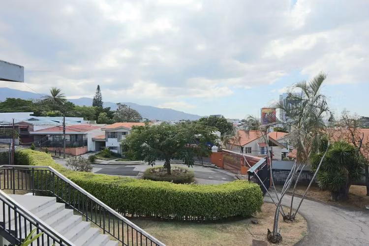 Alquiler versátil de 10 habitaciones para uso comercial/residencial en una ubicación privilegiada del área metropolitana de San José. - Imagen 3