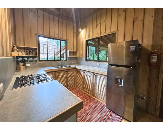 Encantadora casa de 2 dormitorios con estudio de invitados – a pasos de la playa en Mal País - Imagen 14