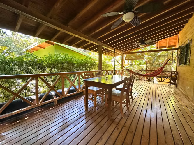 Encantadora casa de 2 dormitorios con estudio de invitados – a pasos de la playa en Mal País