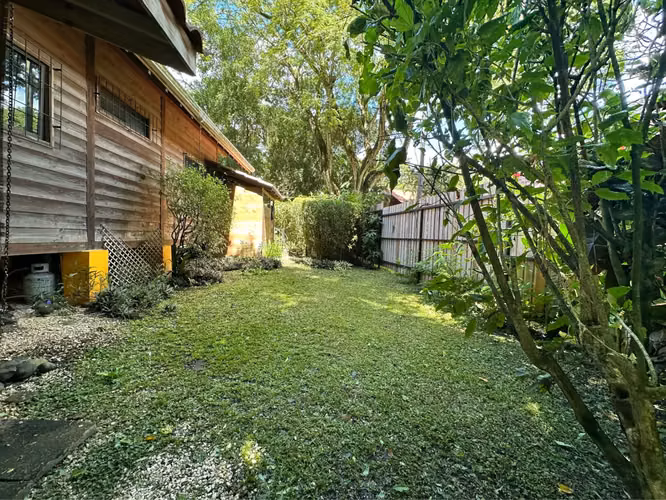 Encantadora casa de 2 dormitorios con estudio de invitados – a pasos de la playa en Mal País - Imagen 3