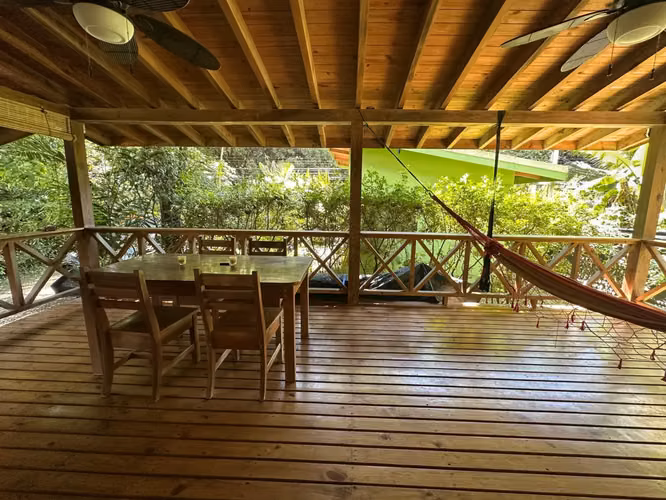 Encantadora casa de 2 dormitorios con estudio de invitados – a pasos de la playa en Mal País - Imagen 2