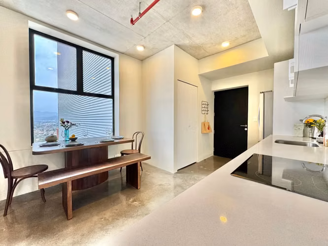 Moderno apartamento de 2 dormitorios con vistas panorámicas a la ciudad y a la montaña en San José - Imagen 7