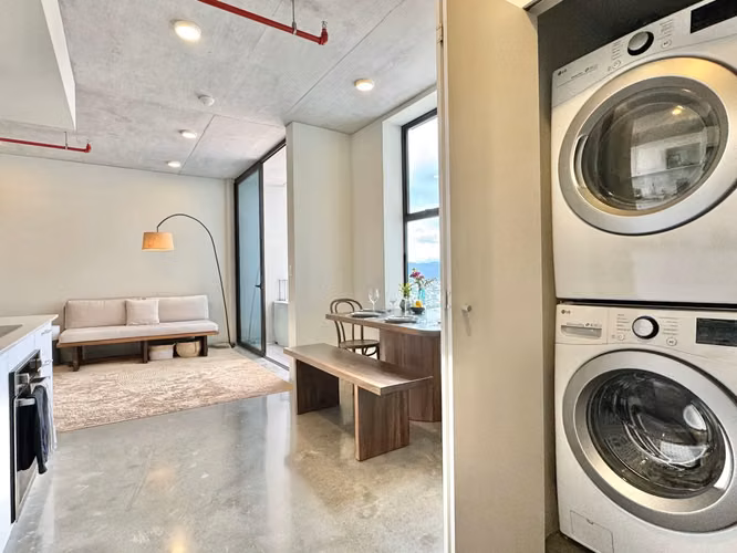 Moderno apartamento de 2 dormitorios con vistas panorámicas a la ciudad y a la montaña en San José - Imagen 9