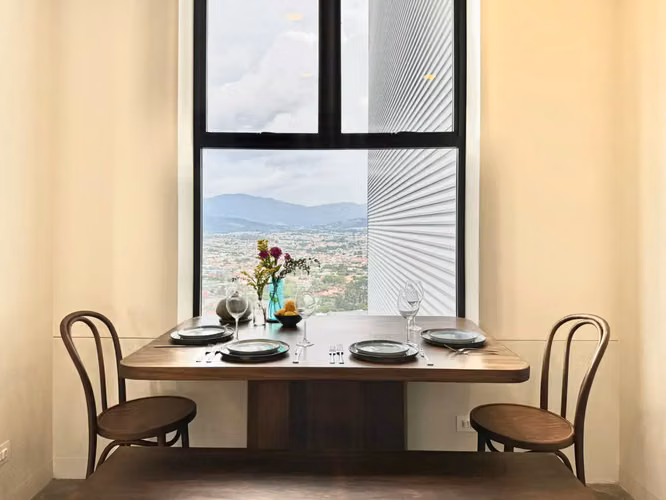Moderno apartamento de 2 dormitorios con vistas panorámicas a la ciudad y a la montaña en San José - Imagen 1