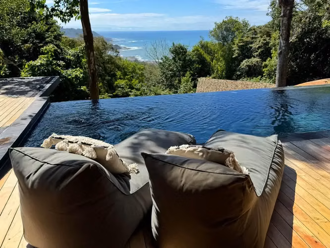 Villa de Lujo con Vista al Mar y Estudio de Huéspedes Estilo Bali en Santa Teresa, Costa Rica $1.98 Millones