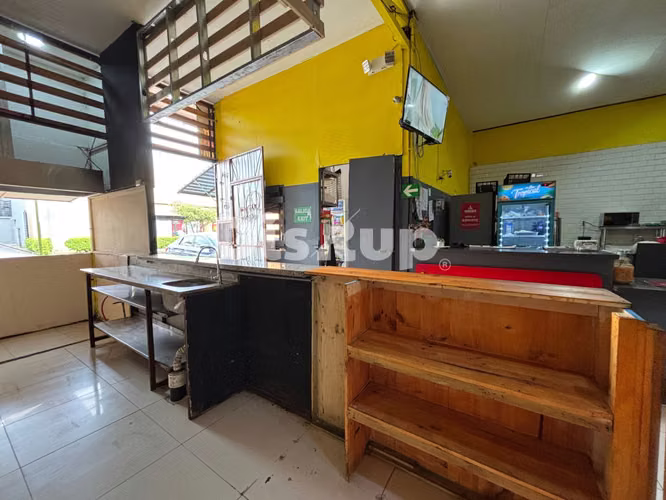 Alquiler de local comercial para restaurante en Tibás. ¡Listo para operar!