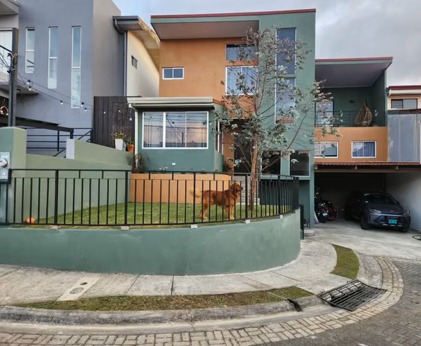 Se alquila casa en Condominio Lomas de Montes De Oca