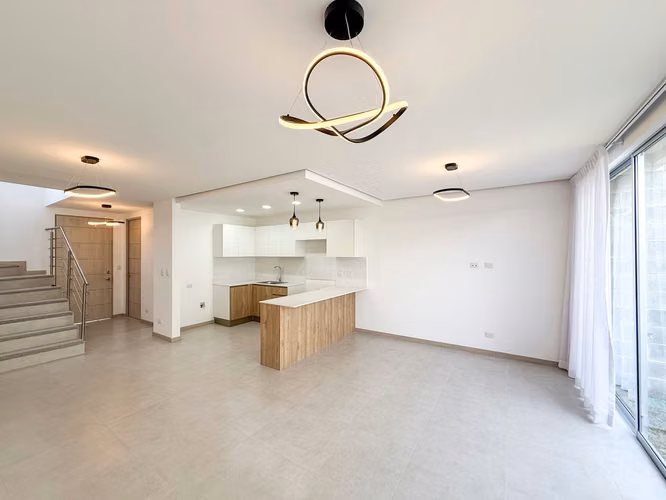 ALQUILER DE CASA ESQUINERA EN DISTRITO 5 PARA ESTRENAR