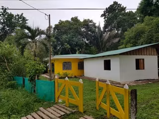 2000m2 con adorable Casa y Carro a solo 5 minutos de la Playa