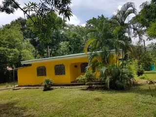 2000m2 con adorable Casa y Carro a solo 5 minutos de la Playa