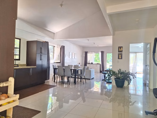 Amplia propiedad de 2.500 m² con casa de 3 dormitorios en Tárcoles, Garabito RZ - Imagen 2