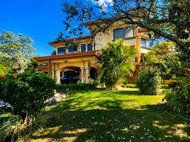 MANSIÓN EN  SAN RAFAEL, HEREDIA | NATURALEZA, PRIVACIDAD Y GRAN TERRENO