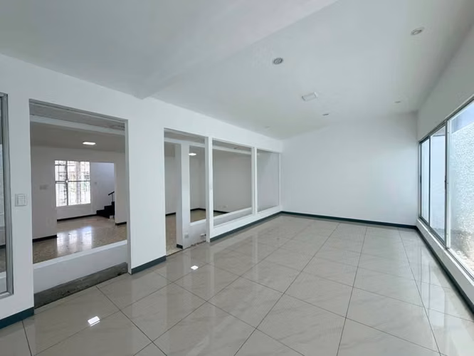 Alquiler de casa de dos plantas en Sabana Norte RH