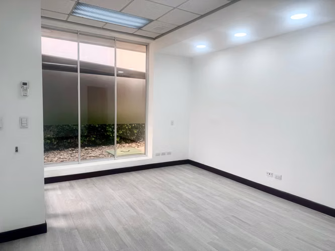 SE ALQUILA OFICINA DE 40 M² EN OFICENTRO LA VIRGEN – PAVAS