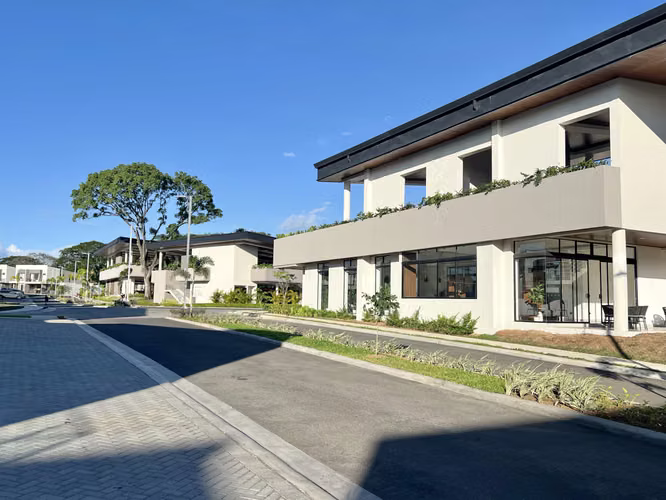 Venta de casa en Santa Ana - Lindora Village. Jardín inmenso. ¡Solo 1 mes de uso! 3 habitaciones. - Imagen 19