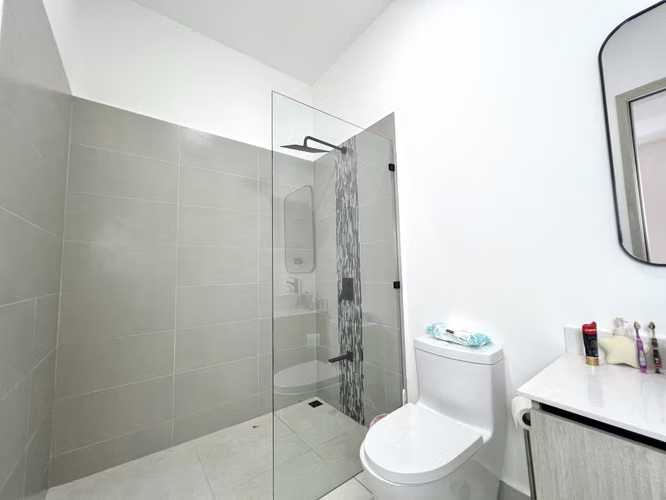 Venta de casa en Santa Ana - Lindora Village. Jardín inmenso. ¡Solo 1 mes de uso! 3 habitaciones. - Imagen 17