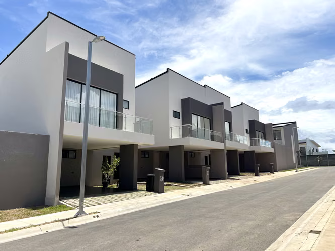 Venta de casa en Santa Ana - Lindora Village. Jardín inmenso. ¡Solo 1 mes de uso! 3 habitaciones.