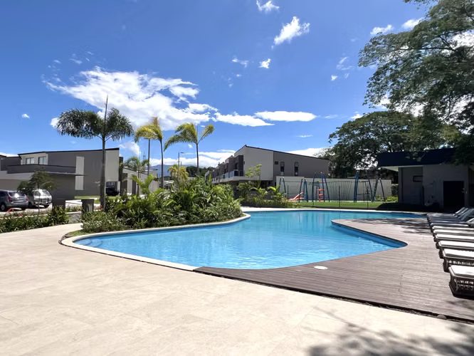 Venta de casa en Santa Ana - Lindora Village. Jardín inmenso. ¡Solo 1 mes de uso! 3 habitaciones. - Imagen 18