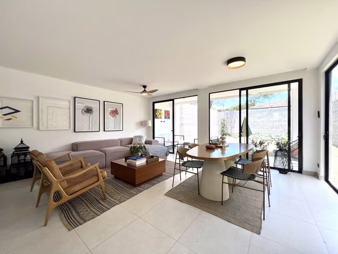 Venta de casa en Santa Ana - Lindora Village. Jardín inmenso. ¡Solo 1 mes de uso! 3 habitaciones. - Imagen 2