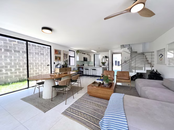 Venta de casa en Santa Ana - Lindora Village. Jardín inmenso. ¡Solo 1 mes de uso! 3 habitaciones. - Imagen 5