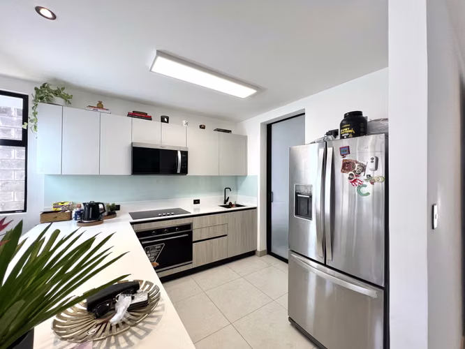Alquiler de casa en Santa Ana - Lindora Village. Jardín inmenso. ¡Solo 1 mes de uso! 3 habitaciones. - Imagen 5