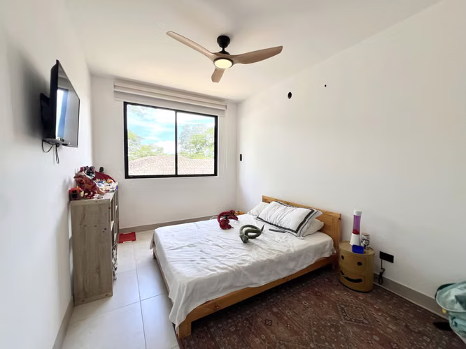 Alquiler de casa en Santa Ana - Lindora Village. Jardín inmenso. ¡Solo 1 mes de uso! 3 habitaciones. - Imagen 16