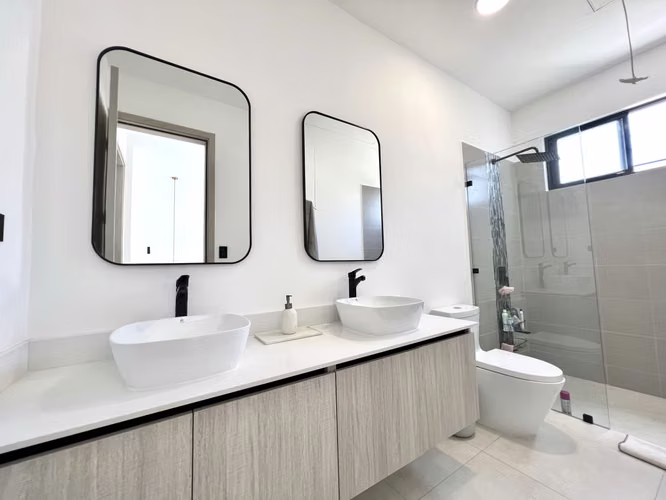 Alquiler de casa en Santa Ana - Lindora Village. Jardín inmenso. ¡Solo 1 mes de uso! 3 habitaciones. - Imagen 13