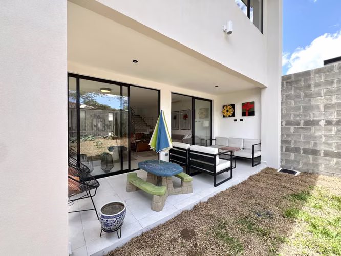 Alquiler de casa en Santa Ana - Lindora Village. Jardín inmenso. ¡Solo 1 mes de uso! 3 habitaciones. - Imagen 6