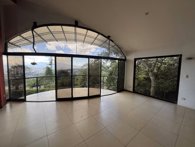 CASA EN ALQUILER EN ESCAZÚ – AMPLIA, LUMINOSA Y CON ESPECTACULAR VISTA AL VALLE CENTRAL