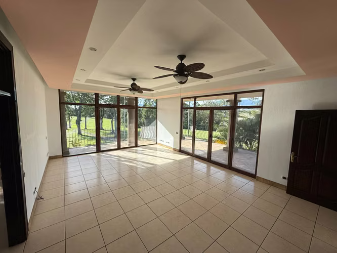 Vendo en Alturas de Cariari casa con vista al golf - Imagen 6