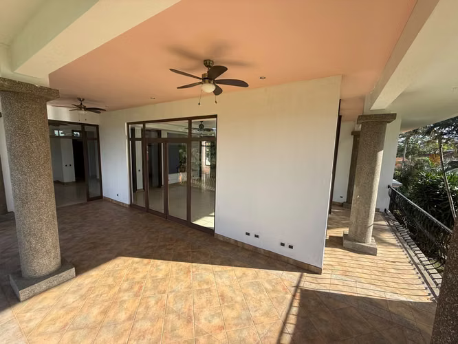 Vendo en Alturas de Cariari casa con vista al golf - Imagen 7