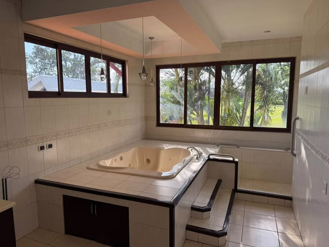 Vendo en Alturas de Cariari casa con vista al golf - Imagen 9