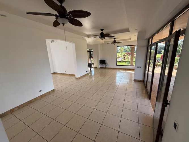 Vendo en Alturas de Cariari casa con vista al golf - Imagen 11