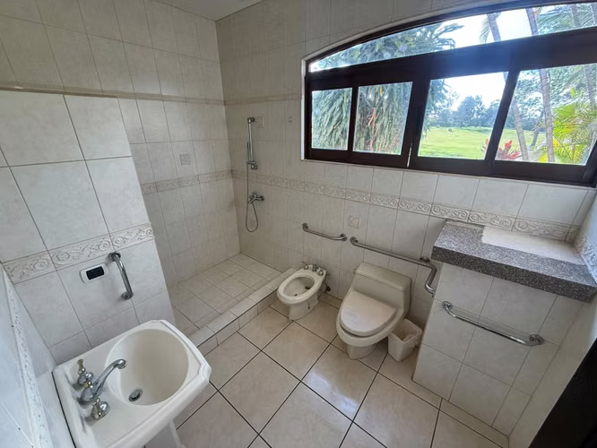 Vendo en Alturas de Cariari casa con vista al golf - Imagen 12