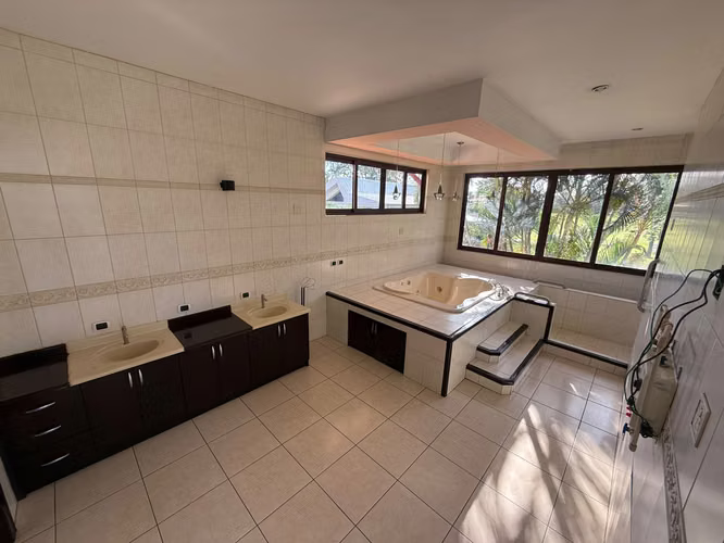 Vendo en Alturas de Cariari casa con vista al golf - Imagen 18